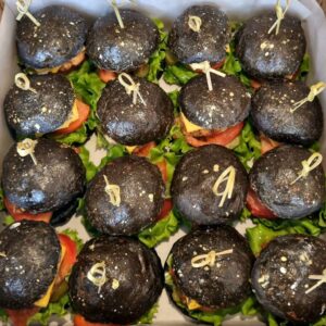 Черные мини-бургеры с куриной котлетой 16 шт.