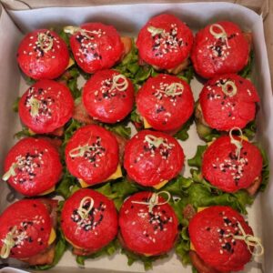 Красные мини-бургеры с куриной котлетой 16 шт.